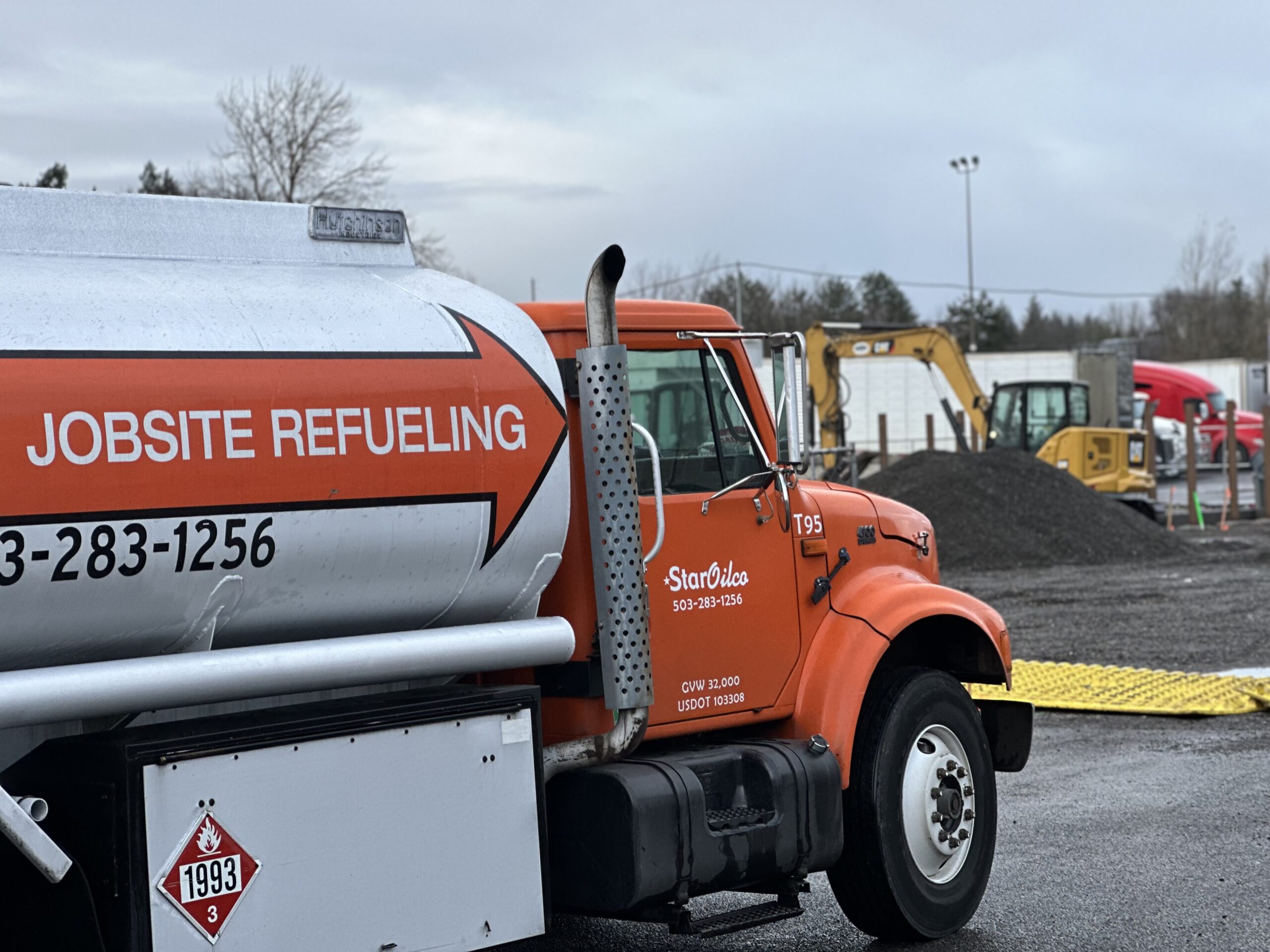 Star Oilco Jobsite Fuel Delivery | Star Oilco Star Oilco jobsite refueling truck at a construction site